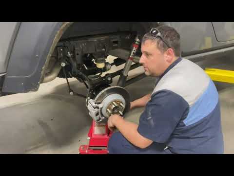 Installing 0.75 Inch Rear Spacers On A Jeep Gladiator