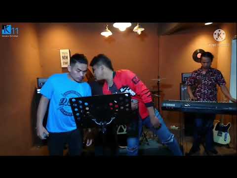 Aksi Keyboardis Nagabe trio bernyanyi,,,Lambok Hian ma,,,Cover ADONG SOLOT DITONGA TONGA,