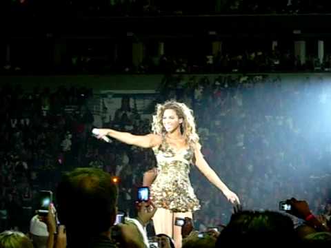 Beyonce: To the Left! To the Left! The Crowd sings!