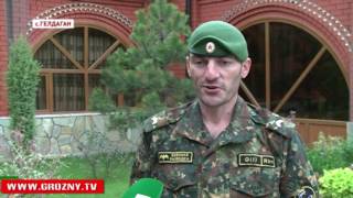Боец Росгвардии из Чечни Джалиль Махмудов получил право на ношение темно-зеленого берета 