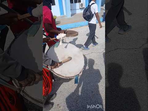 La conga de Ciego tocando despues de la victoria del equipo avileño