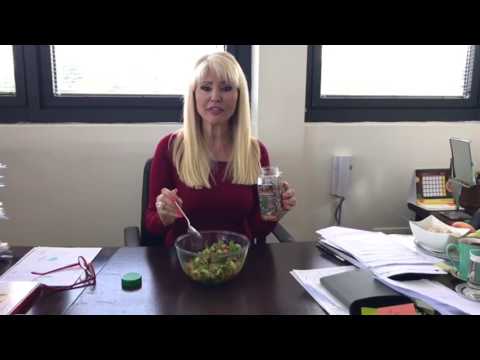 פנינה רוזנבלום - ארוחת סלט מזינה עם תערובות הגרעינים שלה