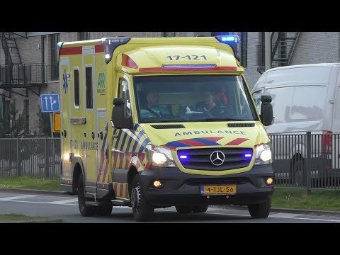 Oude Ambulances 17-121, 17-127 en 17-163 met spoed in Rotterdam