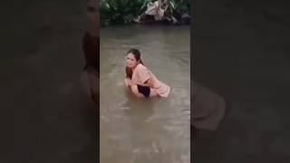 Download lagu Ada wanita berak di sungai mp3
