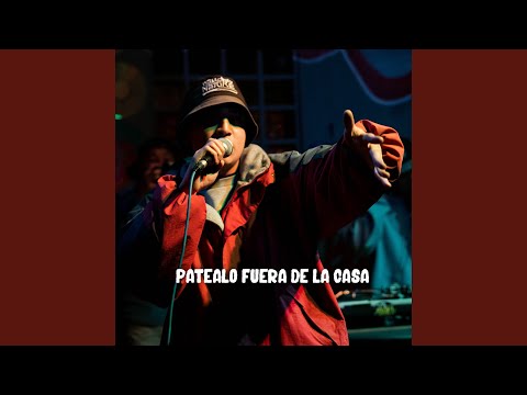 Patealo Fuera de la Casa