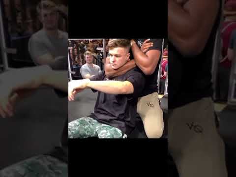 ファンをチョークで失神させてしまうUFC世界王者ジョン・ジョーンズ