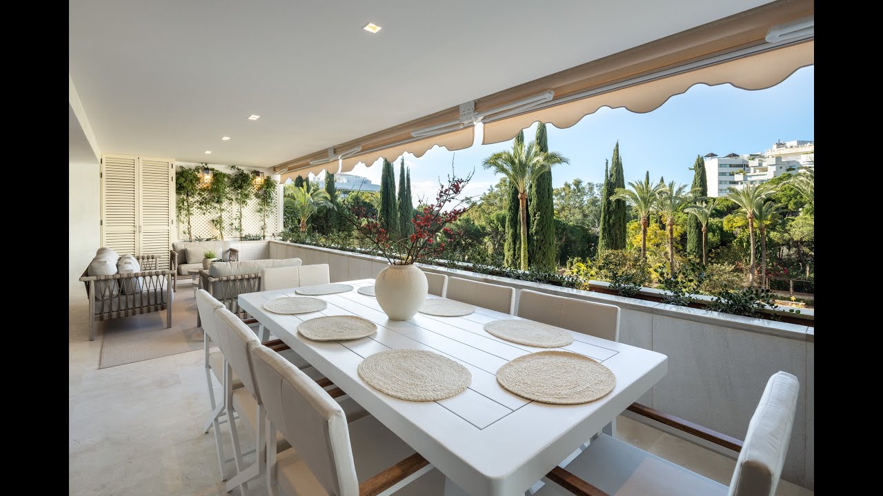 Moderno apartamento en la playa en venta en Don Gonzalo, Marbella