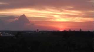 preview picture of video 'Coucher de soleil Paresseux sur l'aréoport de Cayenne'