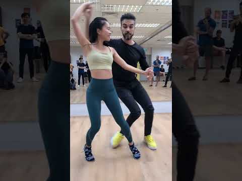 Caliente Dance Studio Salsa social dance demo Wayne Gorbea's Salsa Picante – Cógele El Gusto