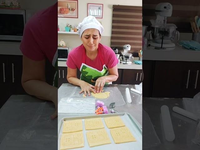 Vídeo relacionado con Juego de 8 moldes para galletas,Juego de Moldes en 3D Plástico Cortadores de Galletas Cristiano Cáliz, Paloma, Cruz, para Comunión Cookie Decoración de Tartas