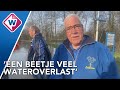 Kolkende rivier in straten door gesprongen waterleiding