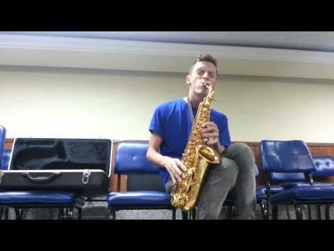 Ckallebe Mendes testando Sax alto Condor