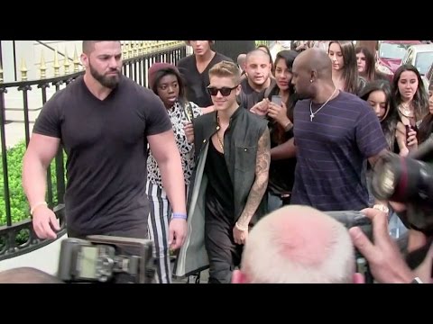 EXCLUSIVE - Lovely Justin Bieber being super nice with his fans in Paris