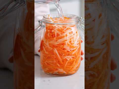 How to make Đồ Chua - Vietnamese pickles carrots and daikon