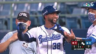 [分享] 紐那斯中職首安影片 上壘之後笑嘻嘻一直笑