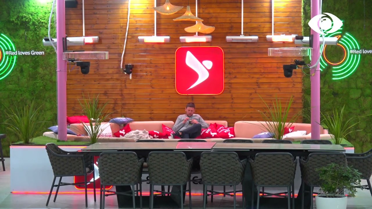 Tani qëndron vetëm në oborr