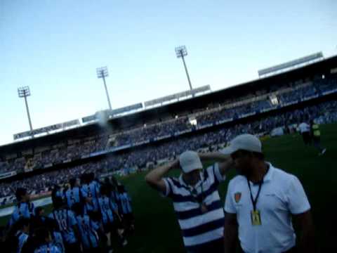 Pedro Henrique Ferraz entrando em campo com Douglas (10)  Grêmio 5x1 Ceará