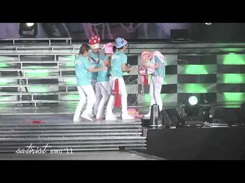 110910 SHINee World Concert Singapore - JongKey Moment