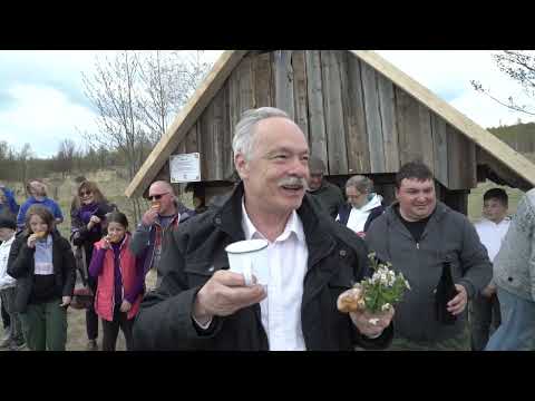 Zarándok-pihenő esztenát ajándékoztak az Öregfilisek Haáz Sándor tanár úrnak