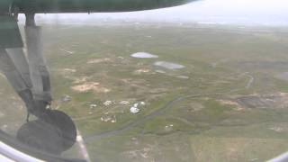 preview picture of video 'Wideroe Dash 8-200 LN-WSA landing in Vardö arriving from Batsfjord'