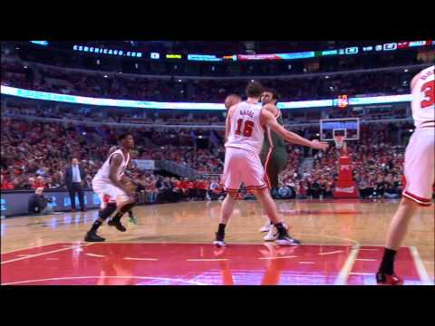 Pachulia Makes Difficult Off-Balance Shots