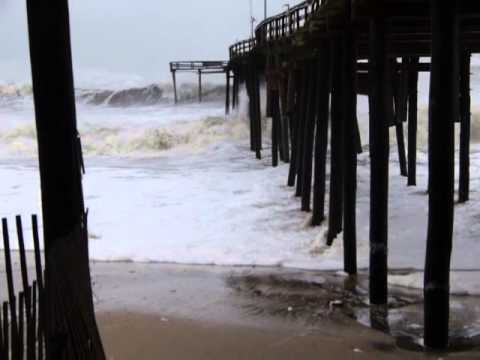 HaSandyWaveOnAvonPier193