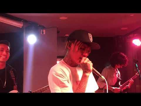 Vten Singing The Edge Band’s Song “Nachaheyko Hoina”