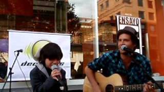 Sebas Yepes y Micke Moreno cantando 