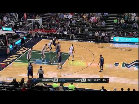 Marvin Williams Scores on Smalls in Post - 2015-16