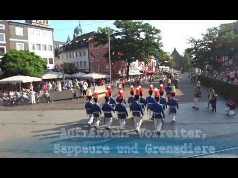 Schützenfest 2019 Neuss   Aufmarsch der Vorreiter, Sappeure und Grenadiere zur Königsparade