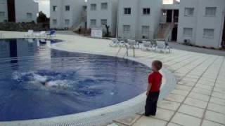 preview picture of video 'Лука заставляет папу купаться в бассейне'