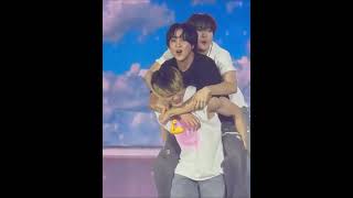 Download lagu haechan piggybacking on jeno and doyoung jumping on top of them 😭 mp3
