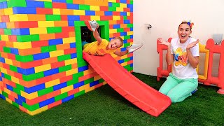 Ibu membantu Vlad dan Niki membangun rumah bermain anak-anak