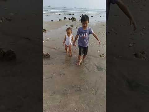 Mas Muzakki dan mb Mafaza Liburan ke pantai.
