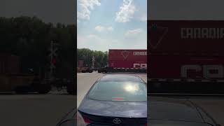 O trem da Canadian Pacific cruzando o caminho | Expedição Alaska 🏍️ #shorts