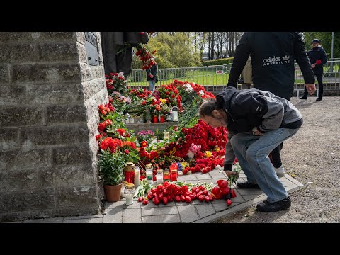 Punane nelgimeri pronkssõduri jalamil