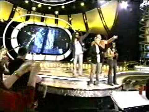 Paula Abdul - Idol contestants  giving her flowers