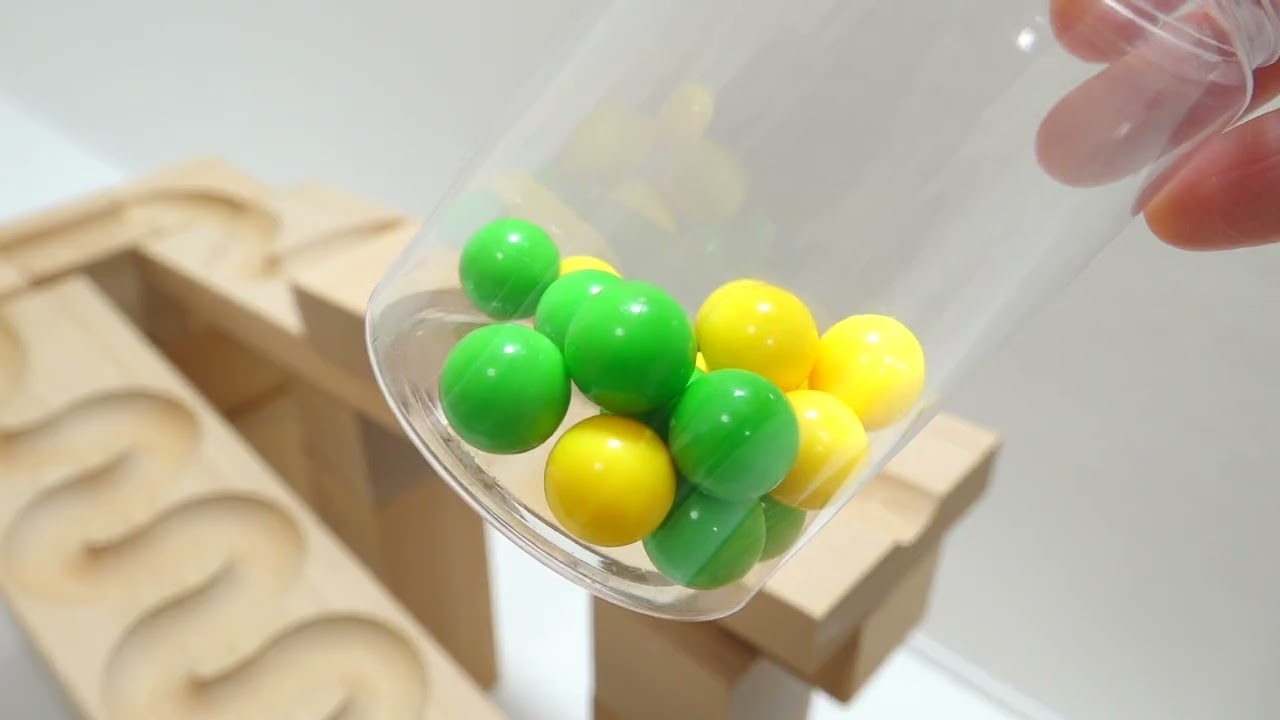 カラフルのボールがカタカタ音がして心地良い BGM　癒し