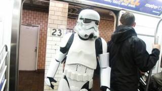 Смотреть онлайн Флешмоб Звездные войны в американском метро