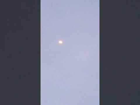 la luna es hermosa /Ari ♡