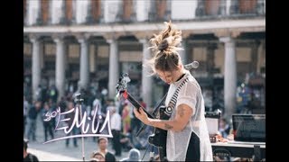 Emilia celebra su año en la música con “Tóxico”