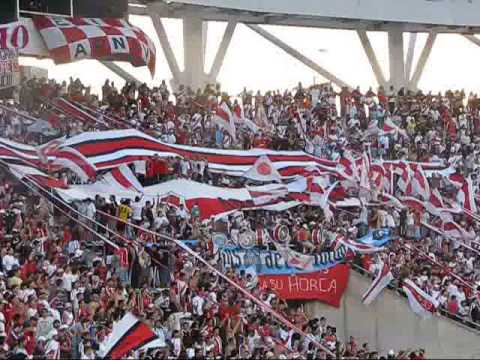 "Ohhh te alientan de corazon, los borrachos del tablon... Tema nuevo" Barra: Los Borrachos del Tablón • Club: River Plate