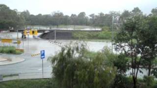 preview picture of video 'Morayfield railway line with road underpass - 80 cm of water 10/01/2011'