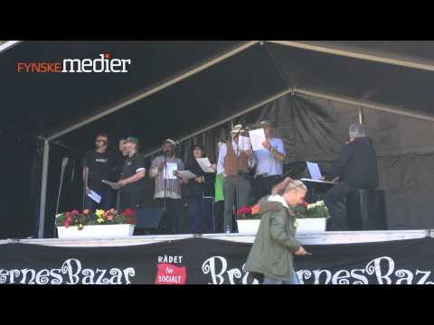 Hjemløsekoret synger i Kongens Have