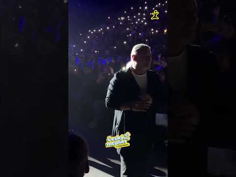Petr Kolář a jeho píseň “Jednou nebe zavolá”: Během vystoupení sestoupil z pódia přímo mezi diváky ✨