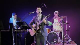 אבי הס והלהקה בחתונה – שירים שקטים (היוצר אבי הס) - התמונה מוצגת ישירות מתוך אתר האינטרנט יוטיוב. זכויות היוצרים בתמונה שייכות ליוצרה. קישור קרדיט למקור התוכן נמצא בתוך דף הסרטון