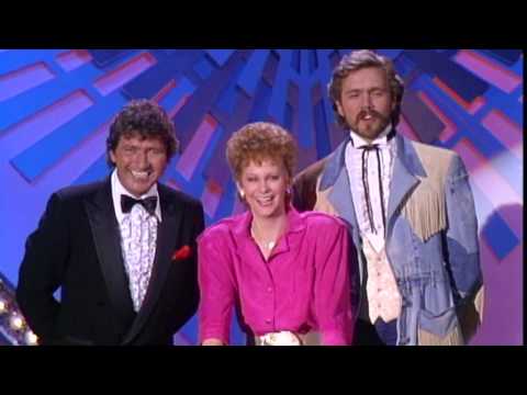 Mac Davis, Reba & John Schneider Introduce Alabama on the ACM Awards, April 14, 1986