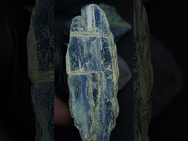 حجر كيانيت خام طبيعي