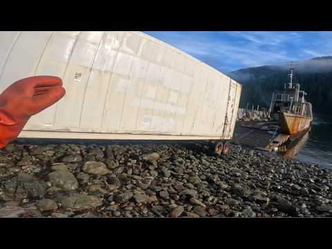 Spostamento di container giganti nella remota Alaska