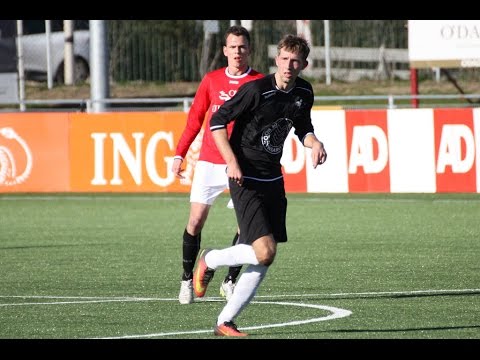 Nivo Sparta 1 - Heukelum 1, Sil van Putten deelt een panna uit